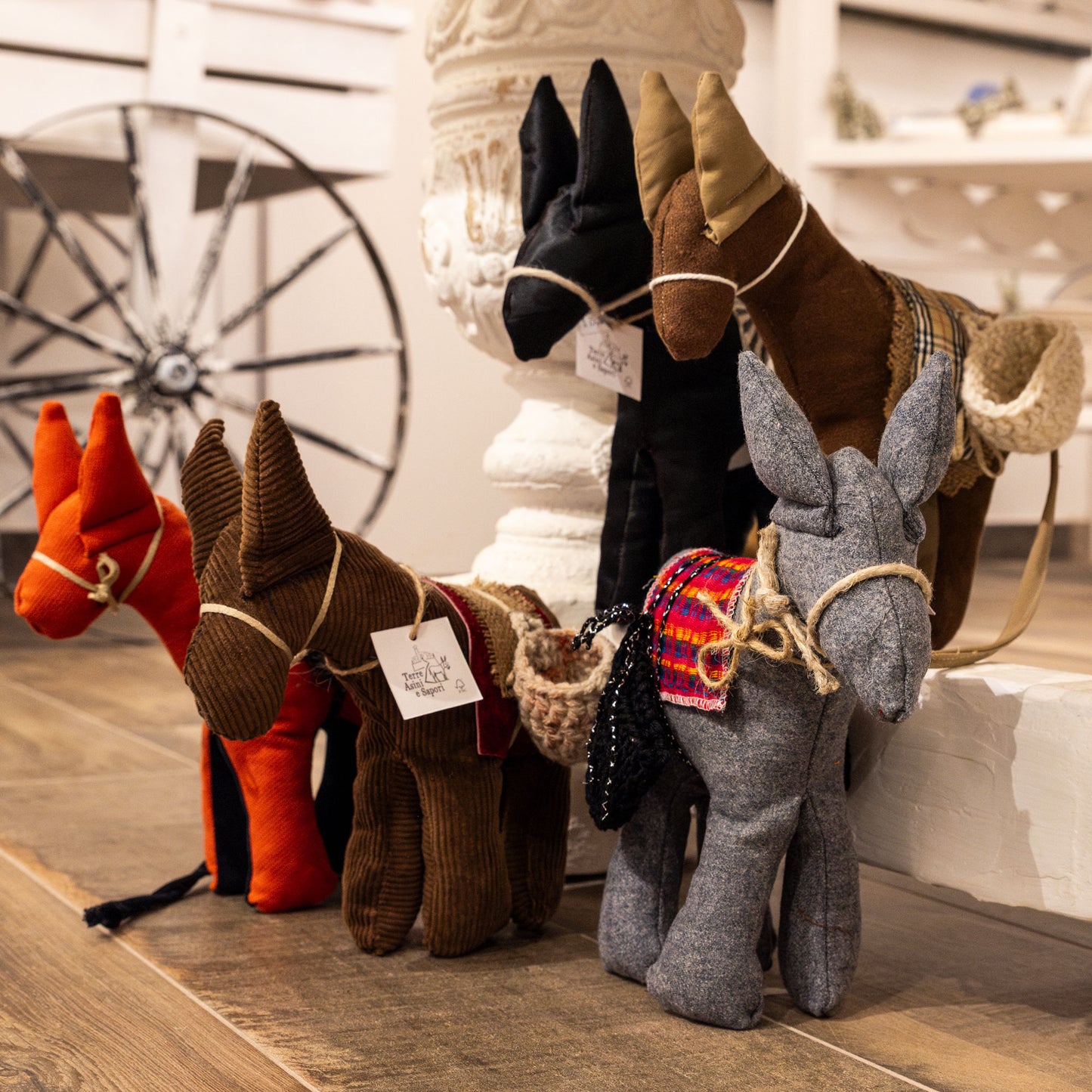 Asinelli di Civita in stoffa con sella