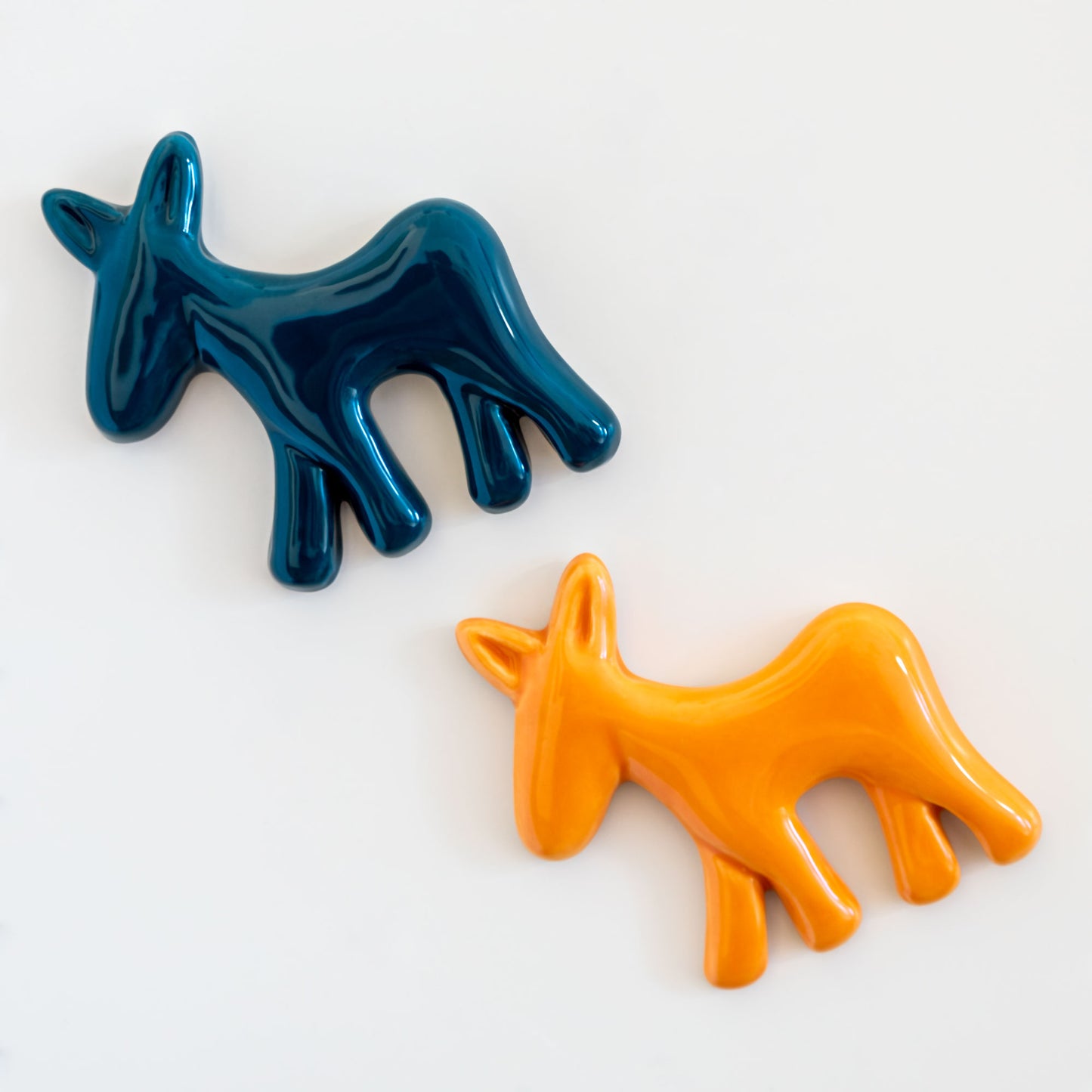 Calamita con asinello di Civita in ceramica